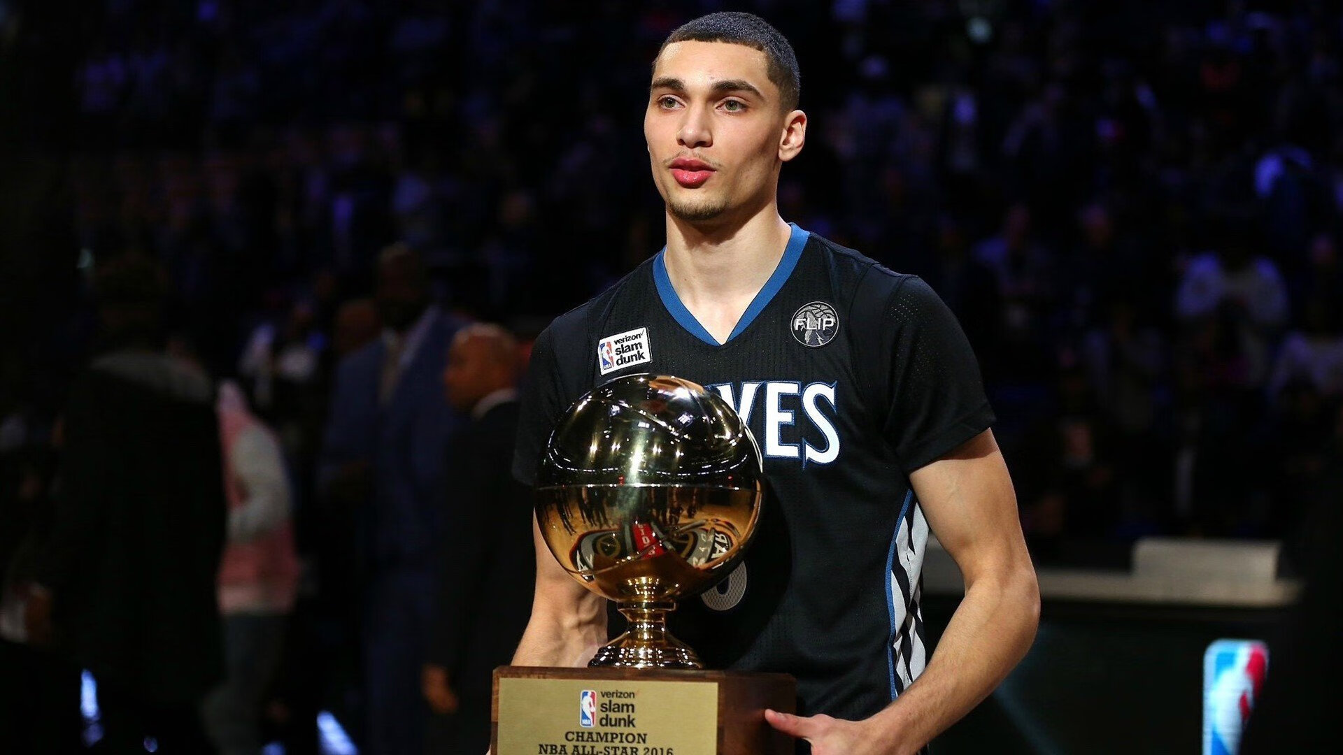 开云体育移动版-疯狂交易：联盟最新的交易动向盘点，疯狂的交易员 电影